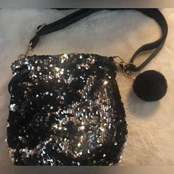 Black Sequin Cinch Bucket Bag Small Purse in Great Condition Vintage w/ Charm - Picture 2 of 16